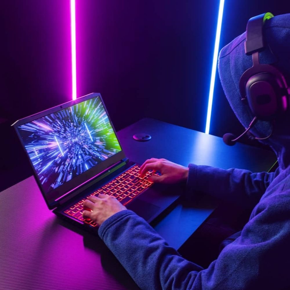 side-view-gamer-playing-laptop (1)