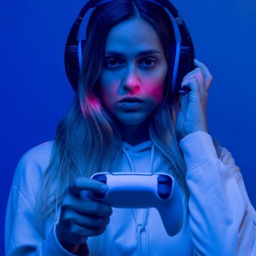 woman-holding-controller-medium-shot woman-holding-controller-medium-shot